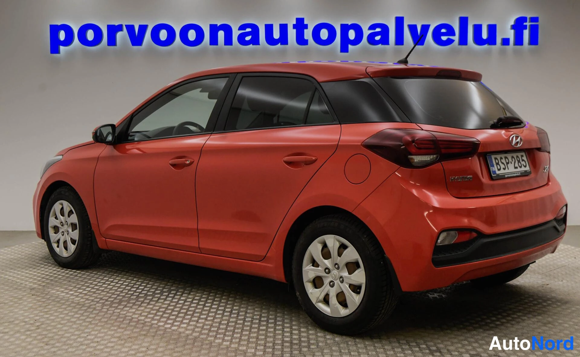 Punainen Hyundai i20 2018, takaviisto, kuva 11