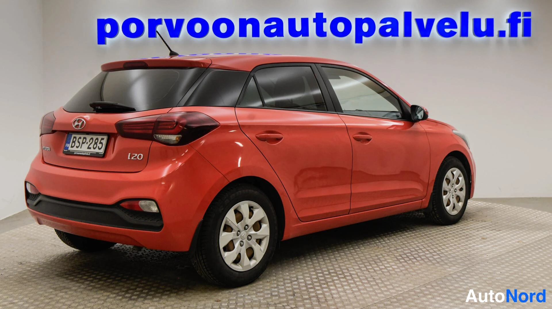 Punainen Hyundai i20 2018, takaviisto, kuva 10