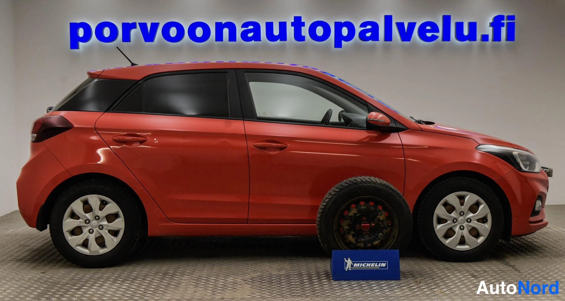 Punainen Hyundai i20 2018, etuviisto, keula oikealle, kuva 3