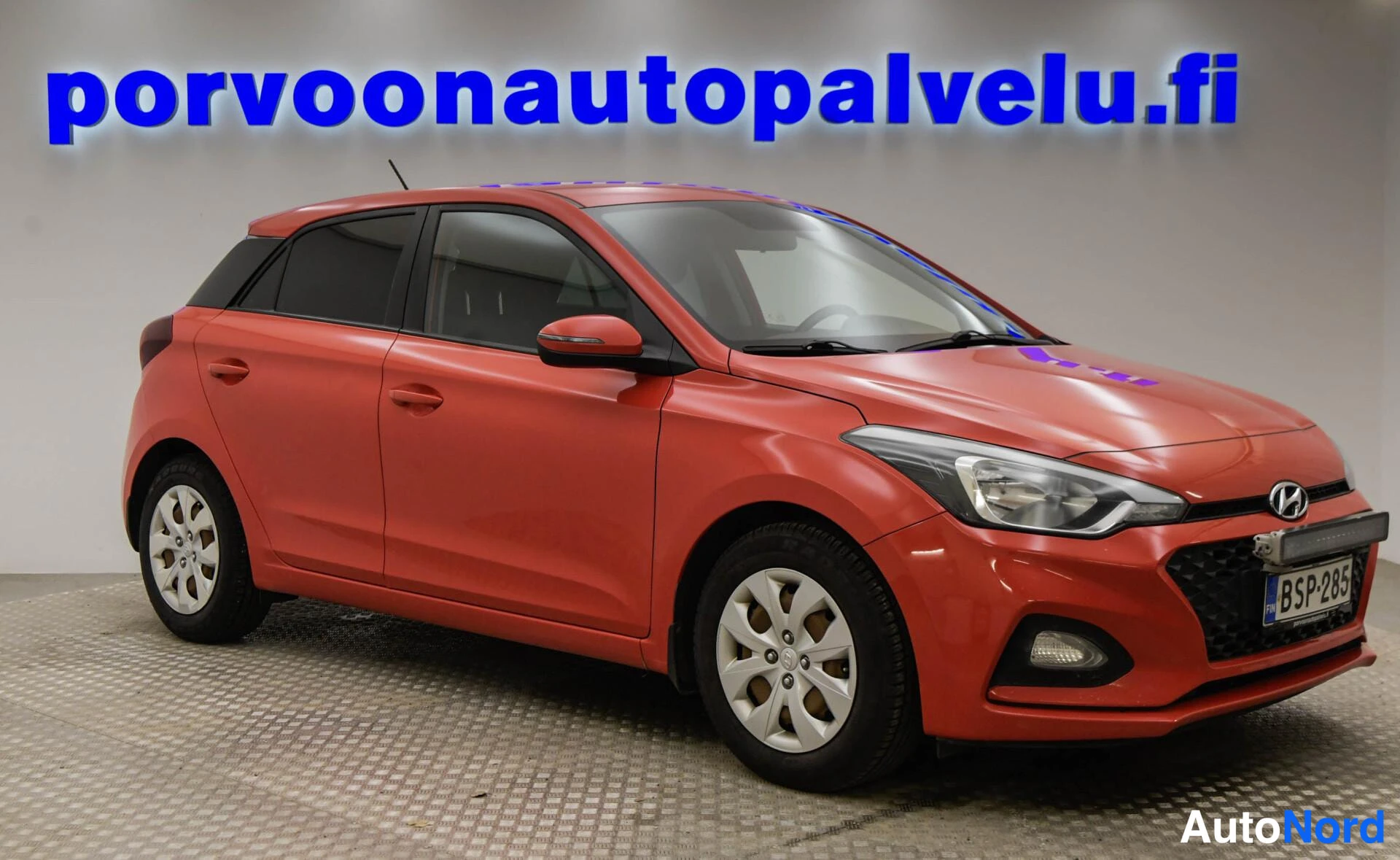 Punainen Hyundai i20 2018, etuviisto, keula oikealle, kuva 2