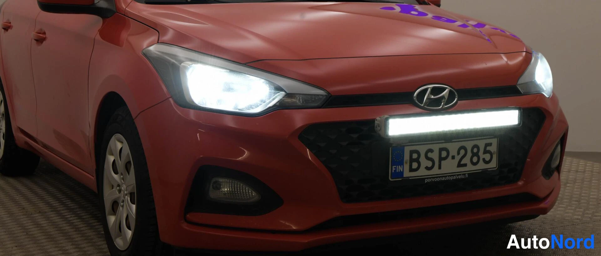 Punainen Hyundai i20 2018, etuviisto, keula oikealle, kuva 7