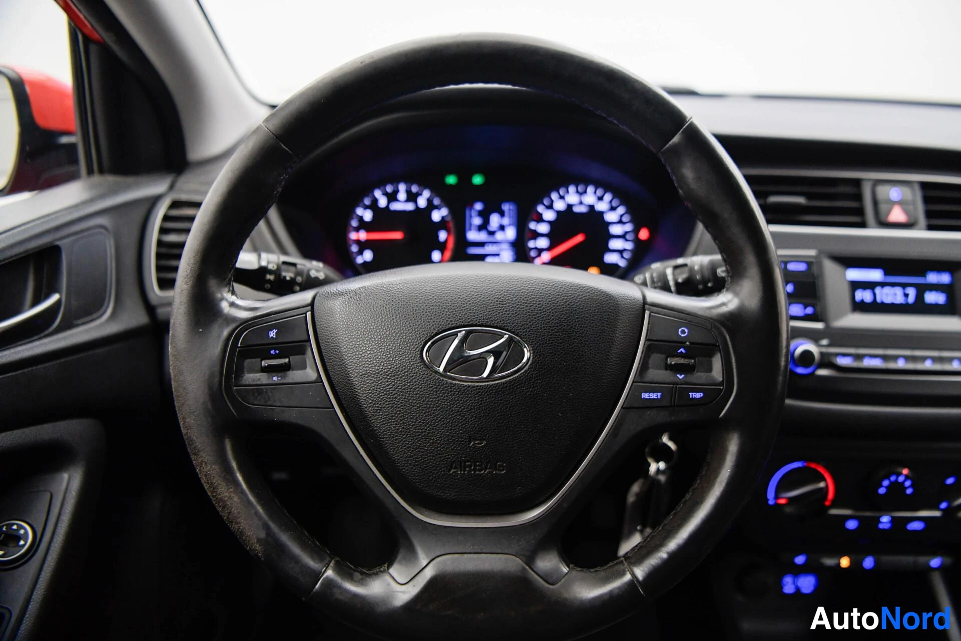 Punainen Hyundai i20 2018, etuviisto, keula oikealle, kuva 4