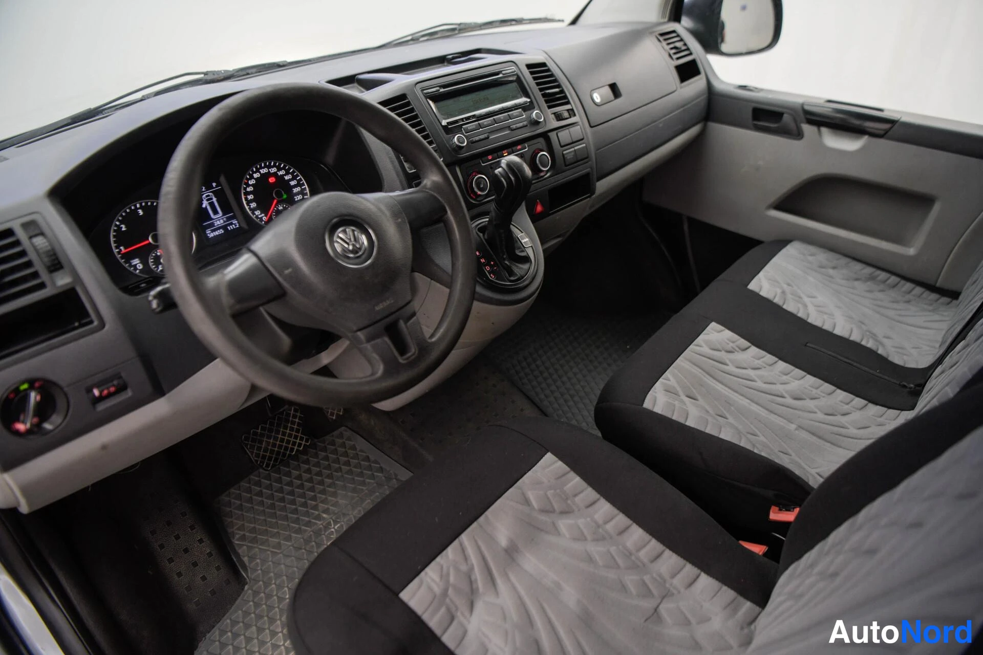 Harmaa Volkswagen Transporter 2011, etuviisto, keula oikealle, kuva 4