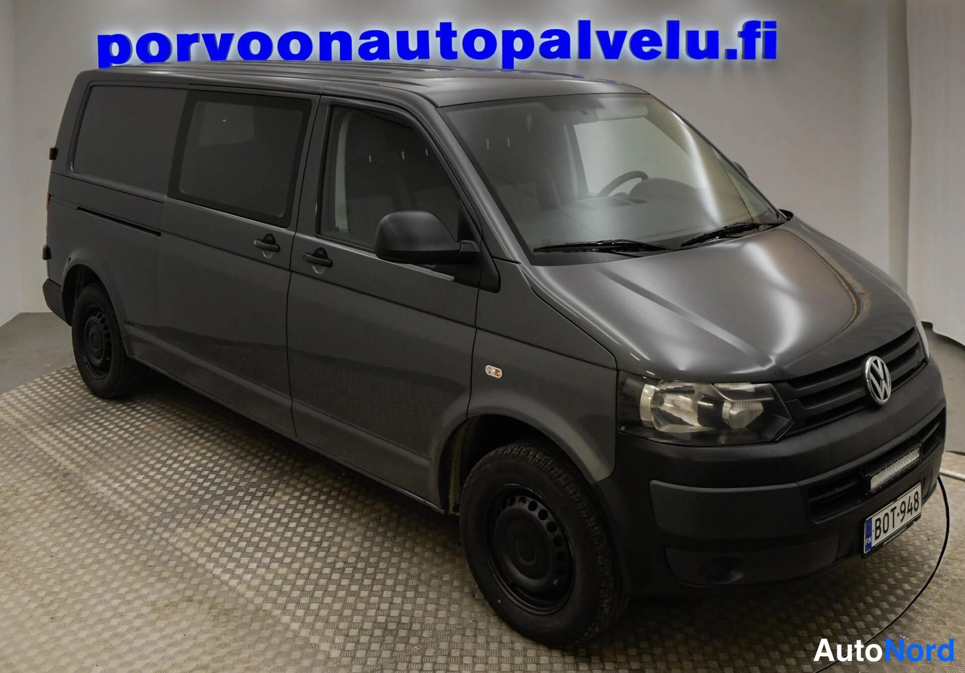 Harmaa Volkswagen Transporter 2011, etuviisto, keula oikealle, kuva 3