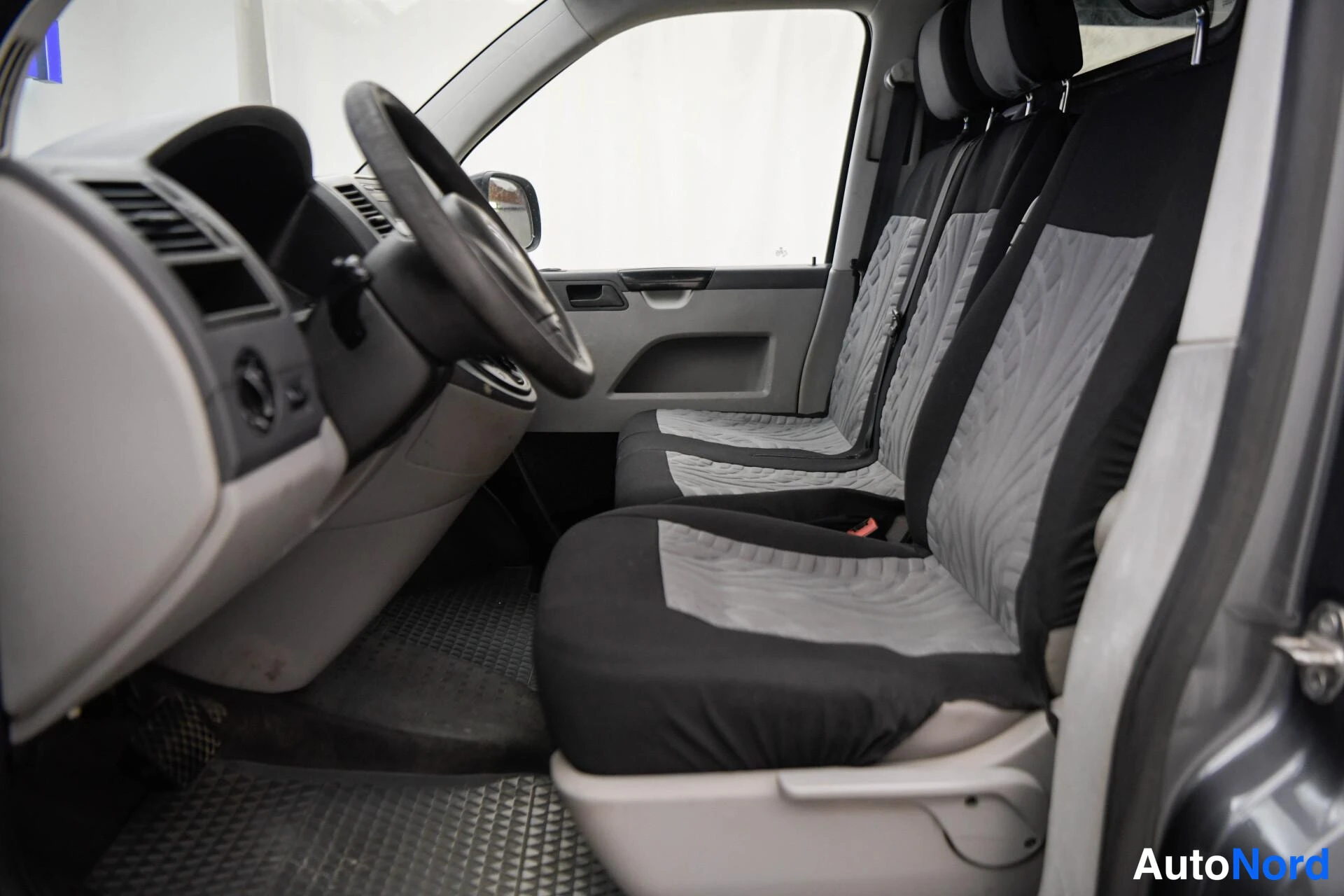 Harmaa Volkswagen Transporter 2011, etuviisto, keula vasemmalle, kuva 2