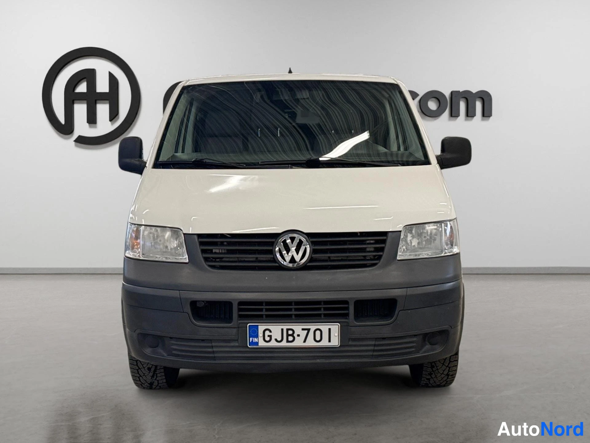 Valkoinen Volkswagen Transporter 2009, edestä, kuva 4