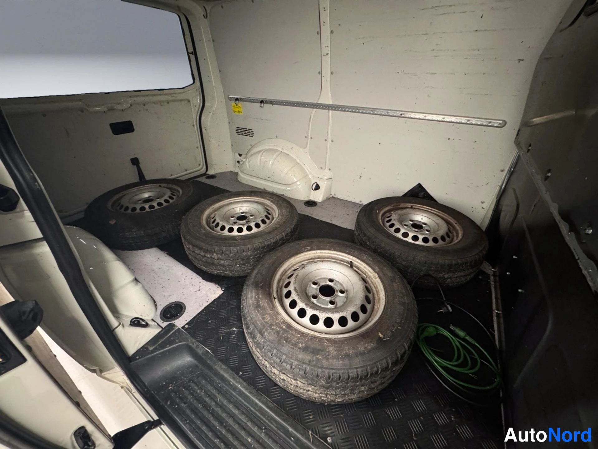 Valkoinen Volkswagen Transporter 2009, takaa, kuva 9