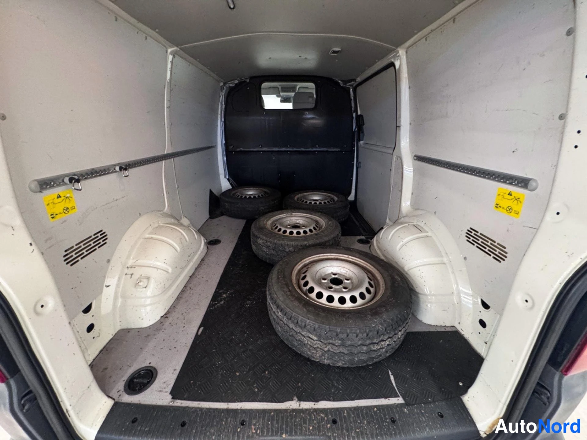 Valkoinen Volkswagen Transporter 2009, takaa, kuva 10