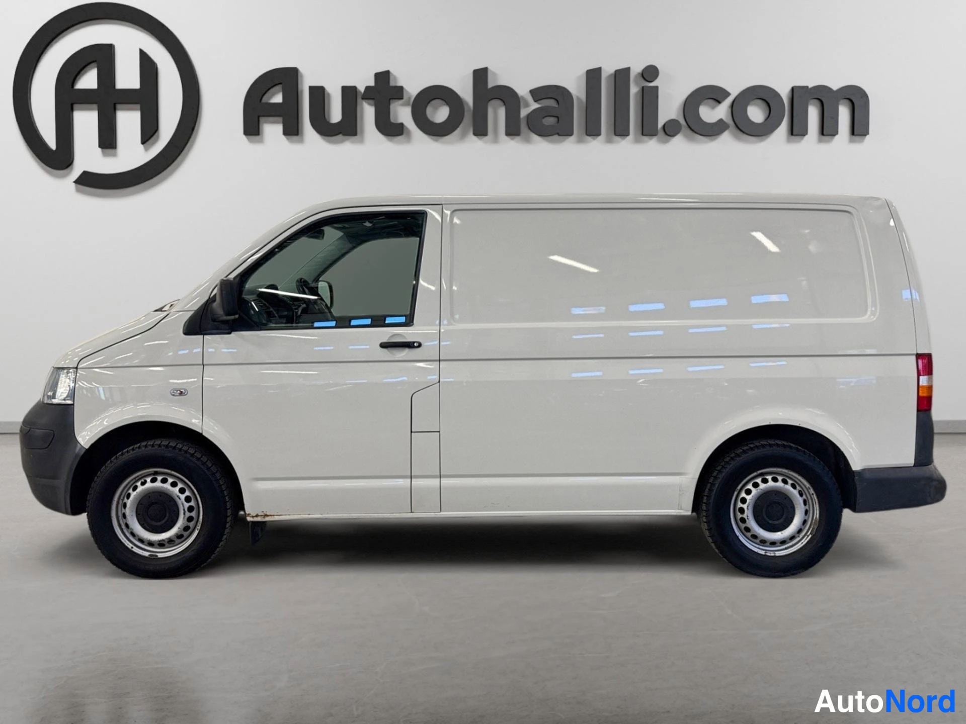 Valkoinen Volkswagen Transporter 2009, etuviisto, keula vasemmalle, kuva 2