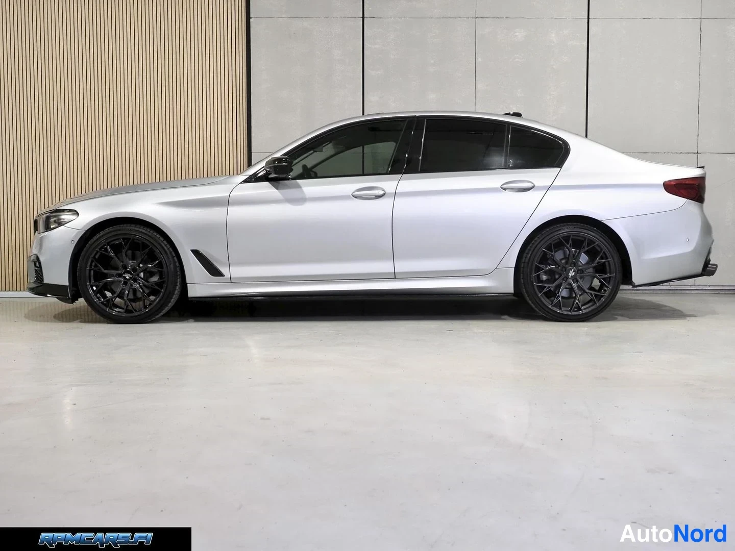 Valkoinen BMW 520d xDrive 2018, sivulta, kuva 12