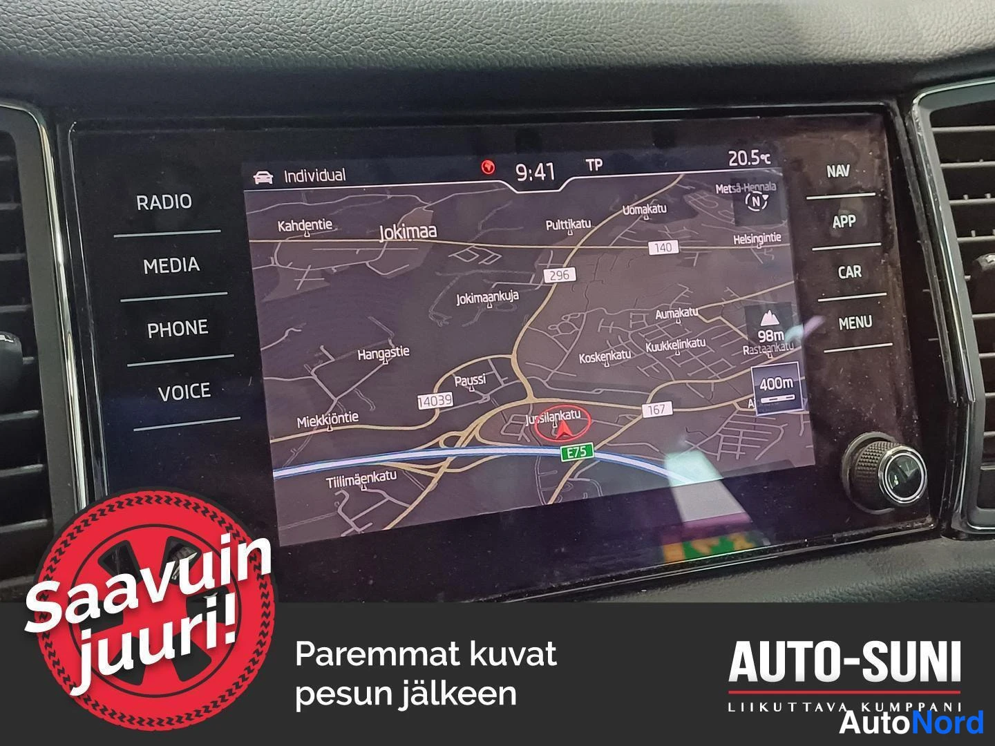 Yksityiskohta: Infotainment-näytön navigaatiokartta näyttää reitin alueella Ursilankatu, sivuvalikoilla RADIO, MEDIA, PHONE, VOICE ja NAV, APP, CAR, MENU.