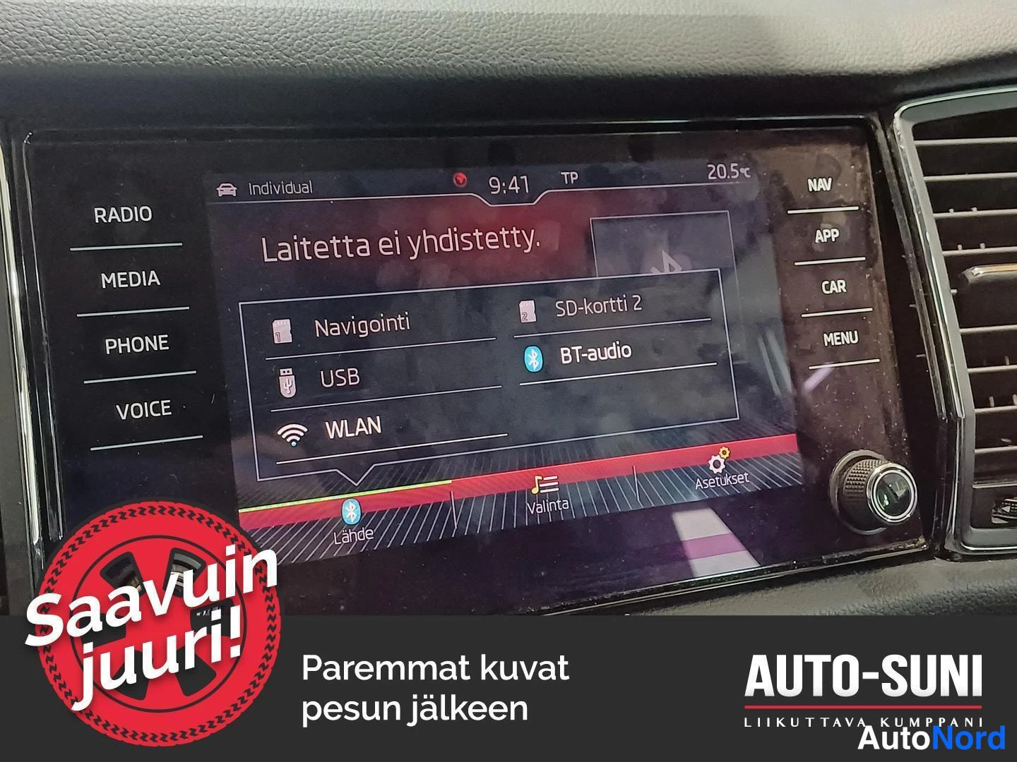 Yksityiskohta: Infotainment-näyttö näyttää Laite ei yhdistetty -medialähdelistauksen: Navigointi, USB, WLAN, SD-kortti 2 ja BT-audio, Asetukset ja Lähde -valinnoilla.