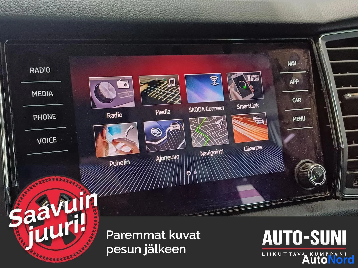 Muu: Kojelaudan infotainment-näyttö, valikossa Radio, Media, ŠKODA Connect, SmartLink, Puhelin, Ajoneuvo, Navigointi ja Liikenne.
