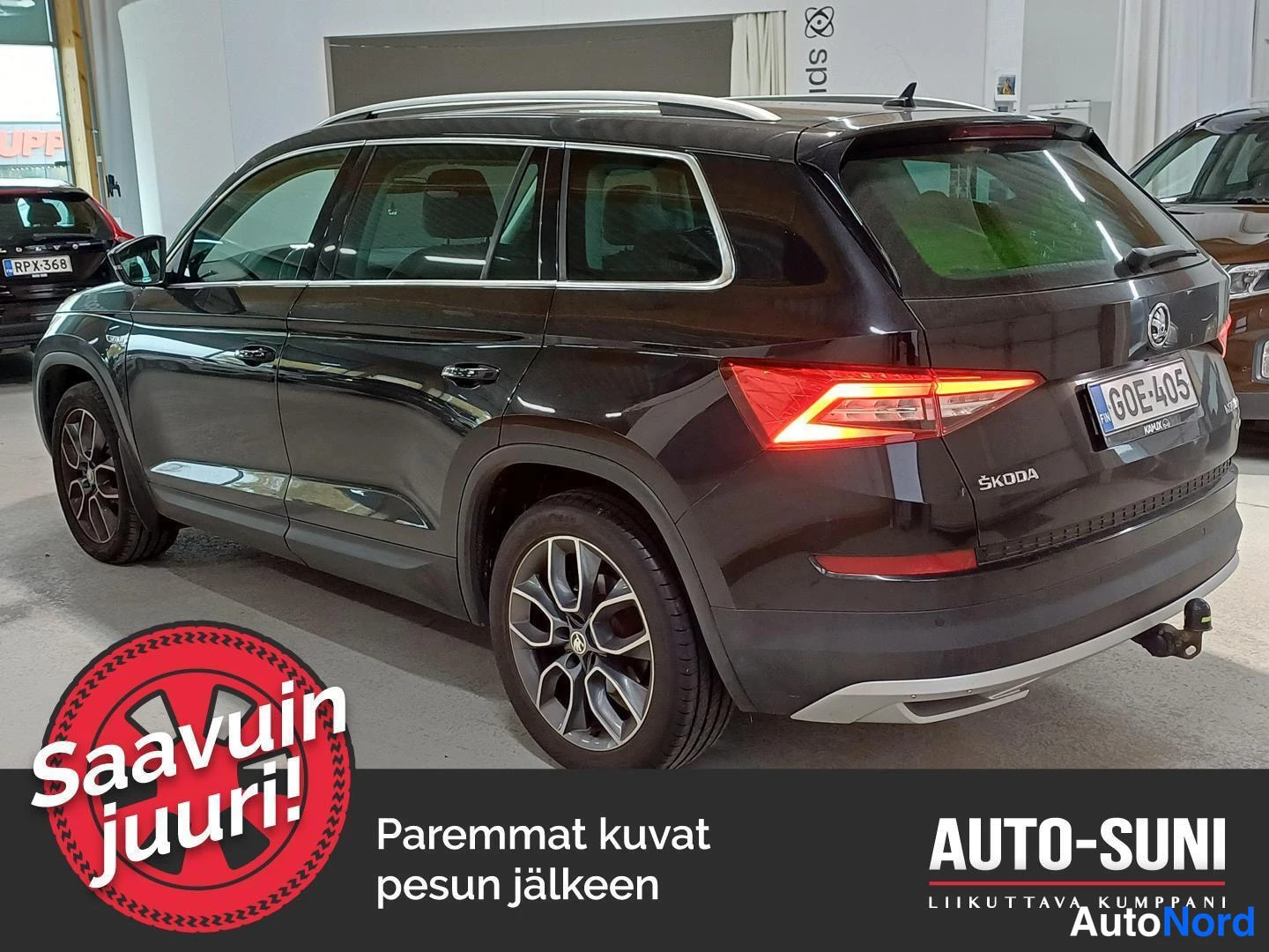 Takaviisto: Tummanruskean Skoda Kodiaq -maasturin takakulmakuva, palava takavalot ja kylki näkyvät, vetokoulukkea ja rekisteri.