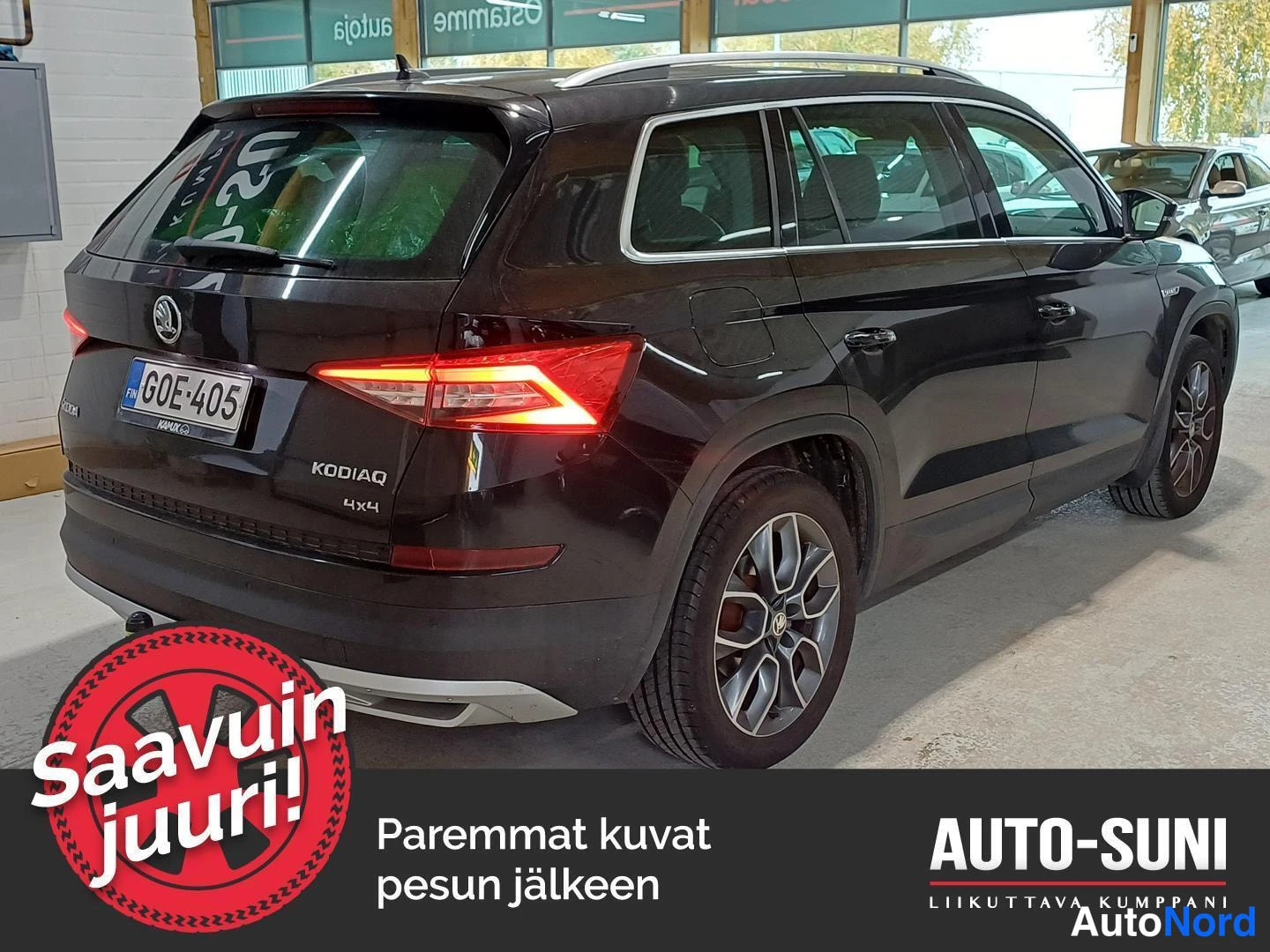 Takaviisto: Tummanruskean Skoda Kodiaq -maasturin takakulmakuva vasemmalta takaa, palava takavalot ja kylki näkyvät, rekisteri.