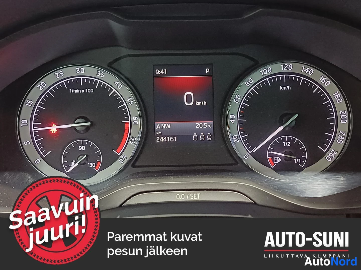 Yksityiskohta: Ajotietokoneen näyttö ja analogiset mittarit: nopeusmittari asteikolla 0–260 km/h, kierroslukumittari, polttoaine- ja lämpömittarit, matkamittarilukema 244161 k