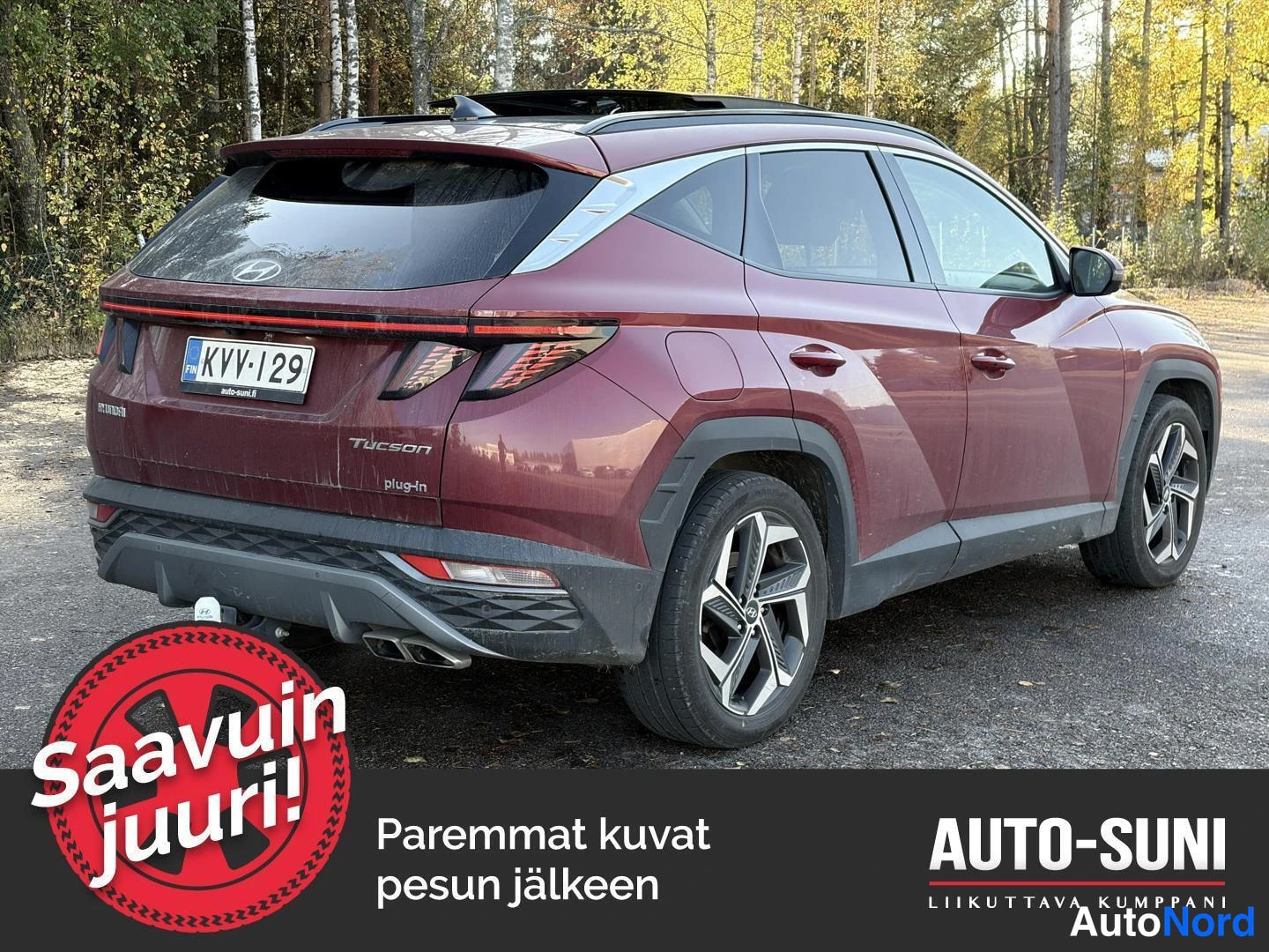 Takaviisto: Hyundai Tucson takaviisto vasemmalta, takavalojen sähköjohdot roikkuvat avatusta viistokorista, rekisterikilpi.