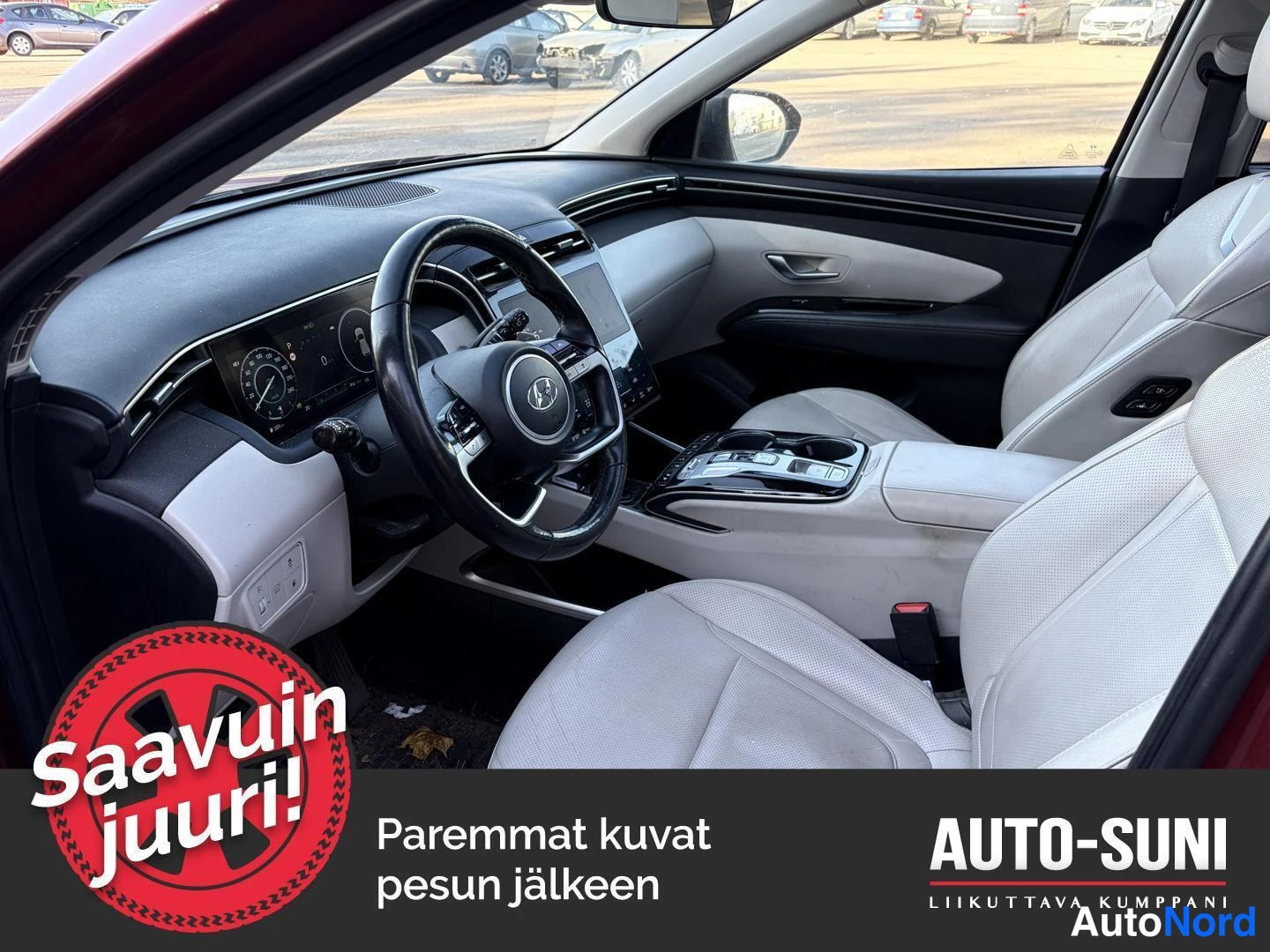 Muu: Hyundai Tucsonin ohjaamo ohjaajan puolelta: digitaalinen mittaristö, mmiausiauto, valkoharmaat penkit ja tumma kojelauta.