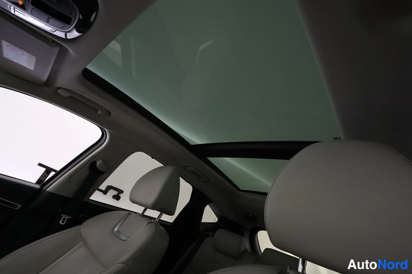 Punainen Hyundai Tucson 2022, ohjaamo, kuva 8