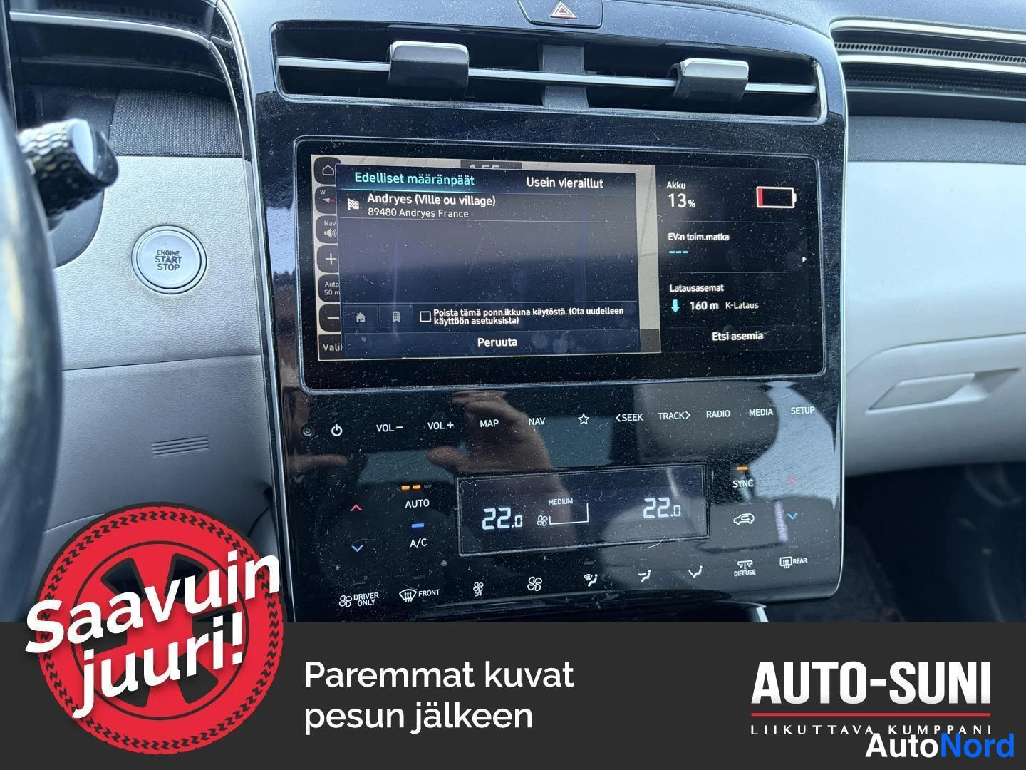 Muu: Hyundai Tucsonin kojelaudan infotainment-näyttö navigaatiolla ja ilmastointilaitteen hallinta näkyvät 22 asteen lämpötilassa