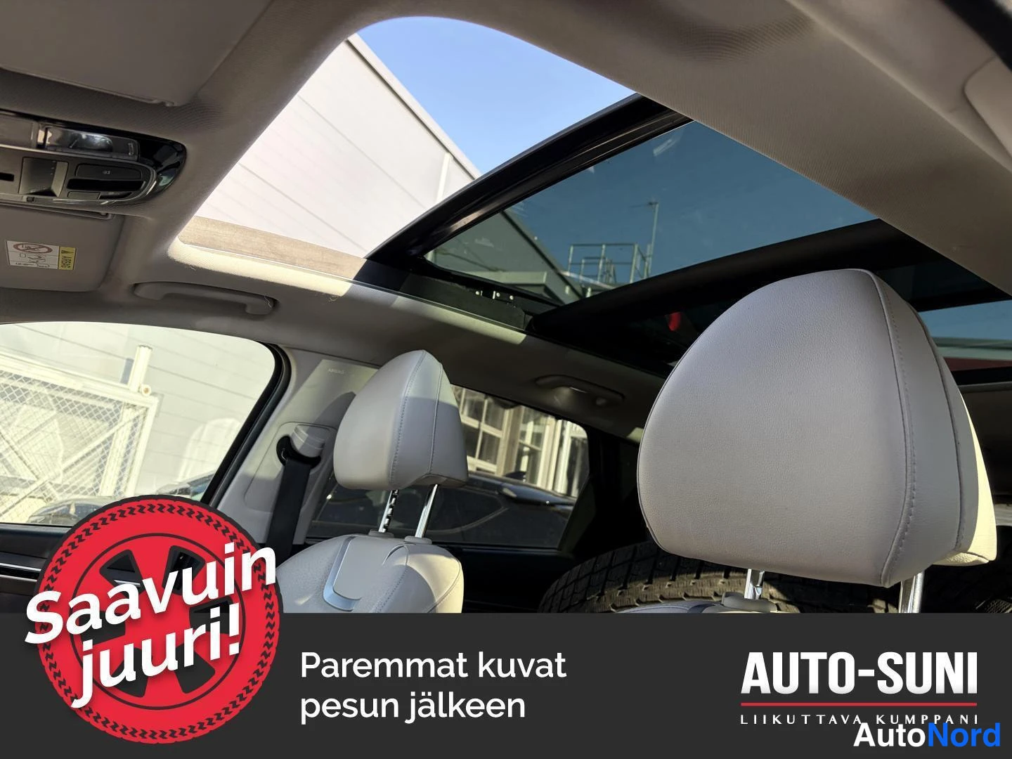 Muu: Hyundai Tucsonin auton sisätilat ja panoraamakatto näkyvät ylhäältä valaistuksessa