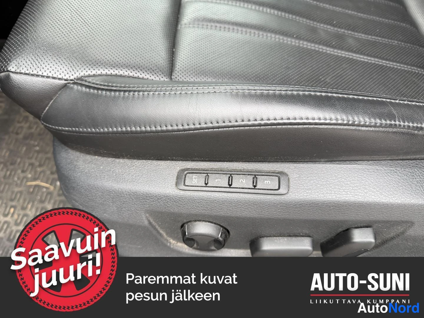 Muu: Sähköisesti säädettävän istuimen muistipainikkeet SET, 1, 2 ja 3 istuimen kyljessä; musta nahkaistuin.