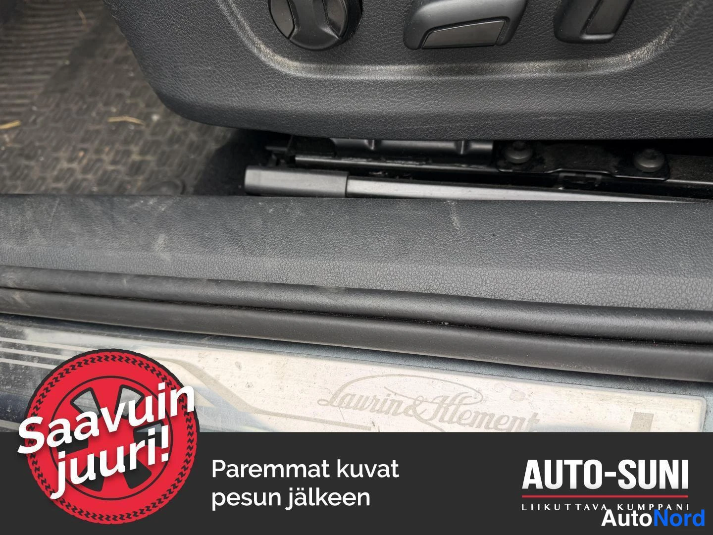 Muu: Sisätilan lähikuva: istuimen kiskot ja kynnyslistalla Laurin & Klement -teksti. Promootiotekstit kuvaan lisättyinä.