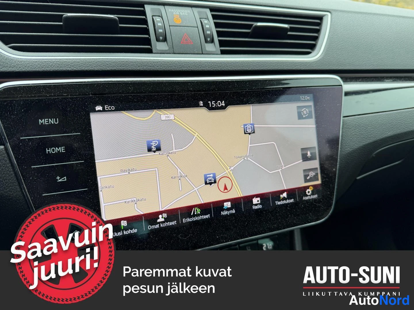 Muu: Kojelaudan kosketusnäyttö näyttää navigointikarttaa; valikot Menu, Home, Radio, Tiedotukset ja Asetukset näkyvät.
