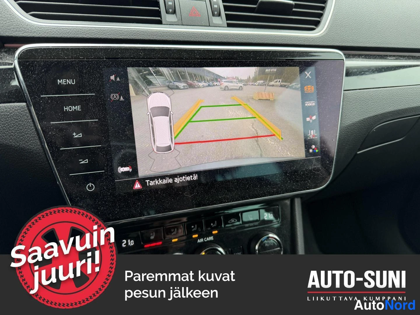 Muu: Keskikonsolin näyttö esittää peruutuskameran kuvaa ja parkkitutkaa; below-näytöllä AUT-helong console.