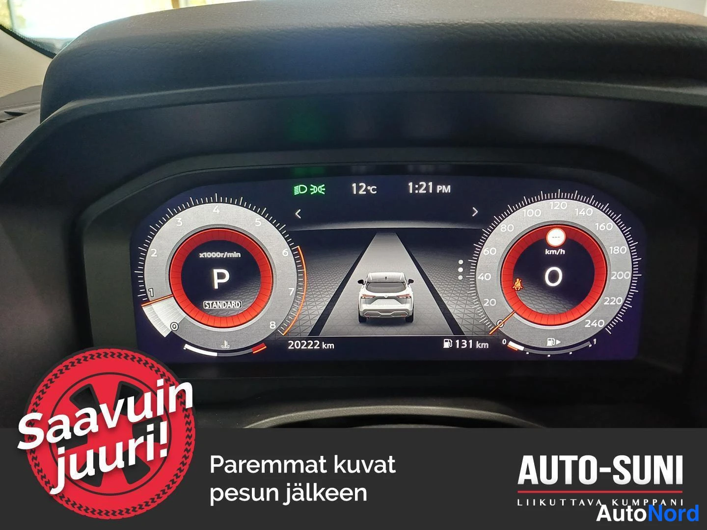 Muu: Digitaalinen mittaripaneeli: vaihde P, matkamittari 20 222 km, kello 1:21 PM, lämpötila 12 °C ja polttoainetankin riittämät 131 km.