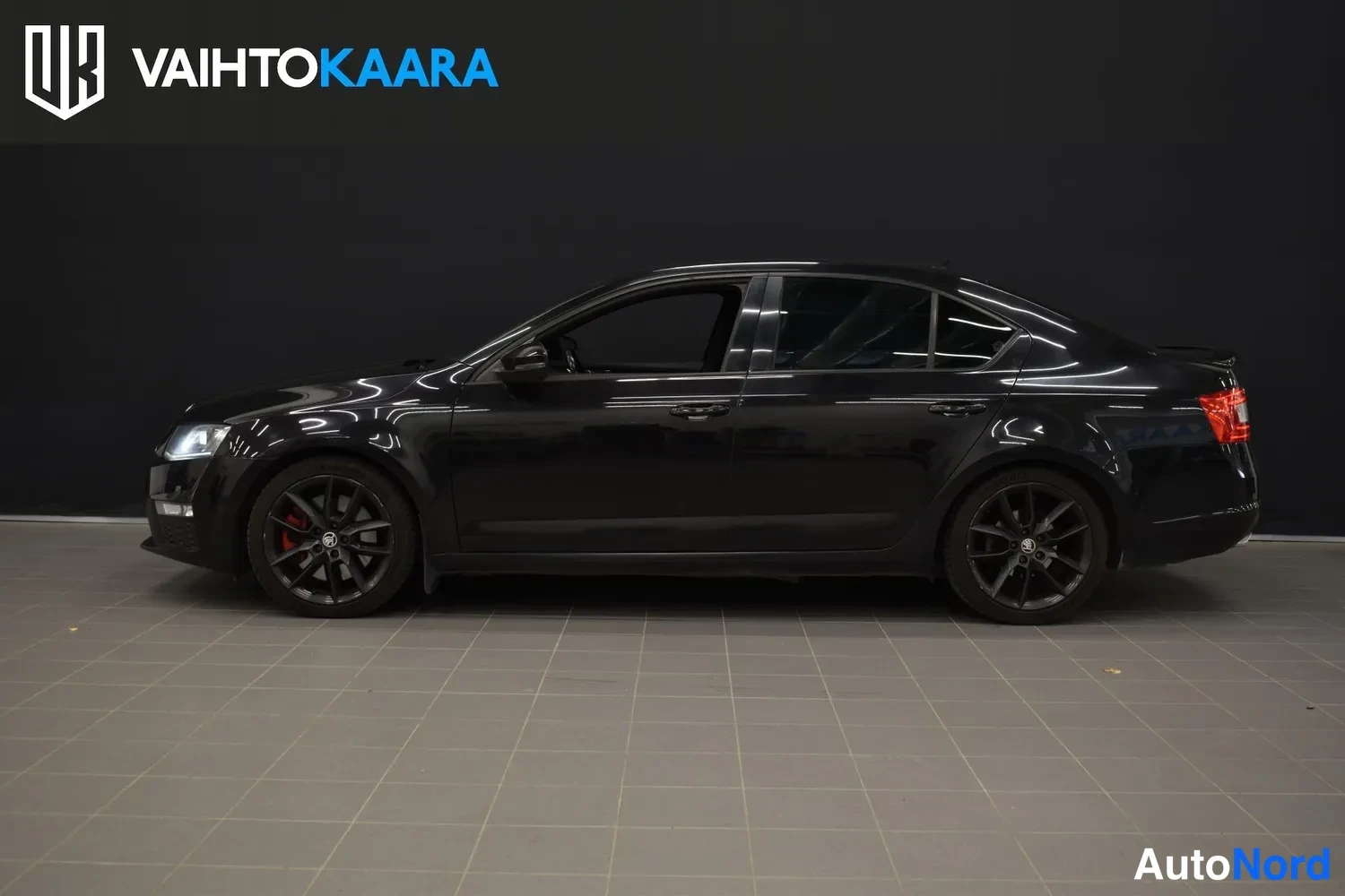 Musta Skoda Octavia 2014, etuviisto, keula vasemmalle, kuva 3