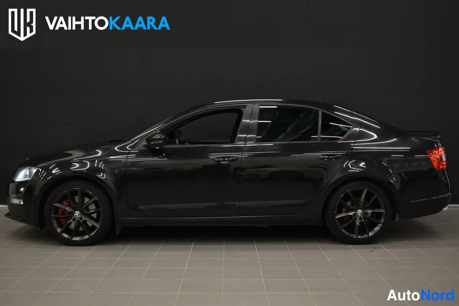 Musta Skoda Octavia 2014, sivulta, kuva 6