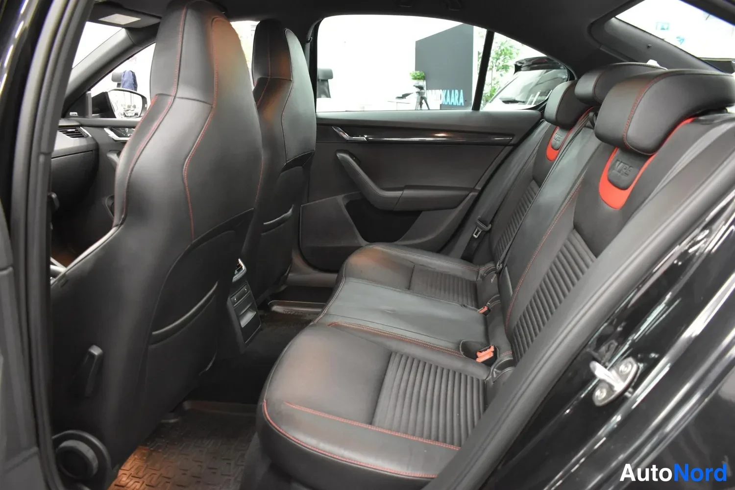 Musta Skoda Octavia 2014, takaistuimet, kuva 19
