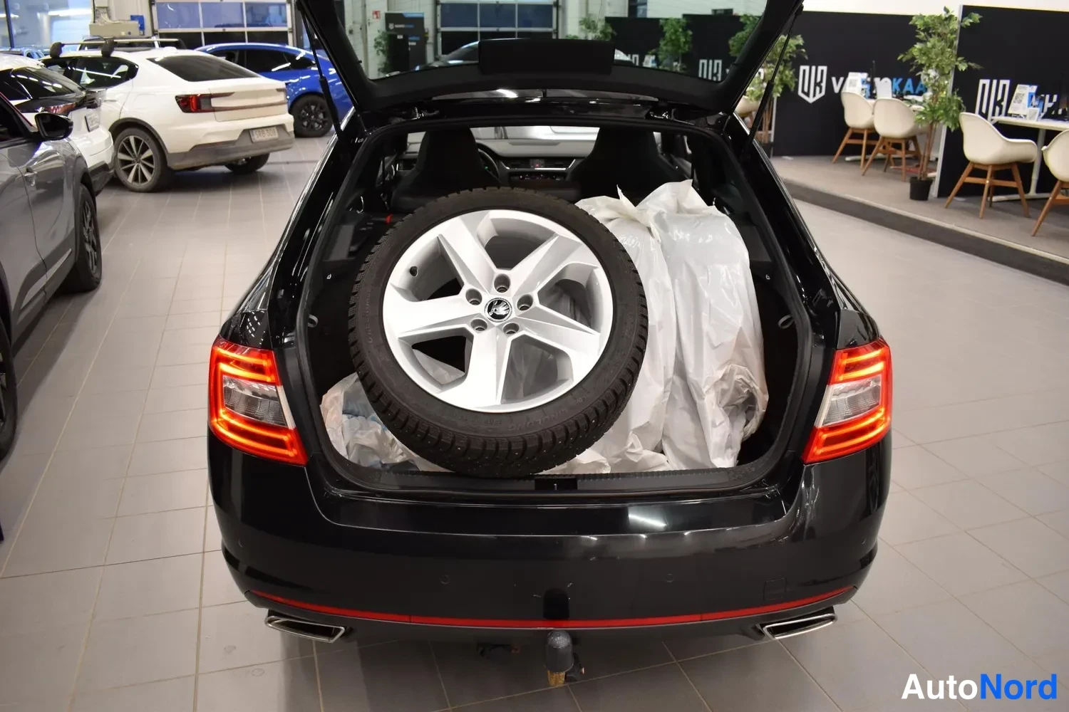 Musta Skoda Octavia 2014, takaa, kuva 11