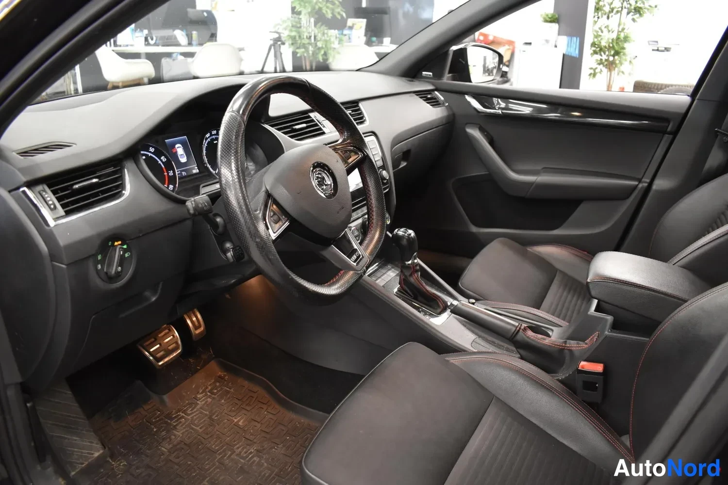 Musta Skoda Octavia 2014, etuviisto, keula vasemmalle, kuva 12