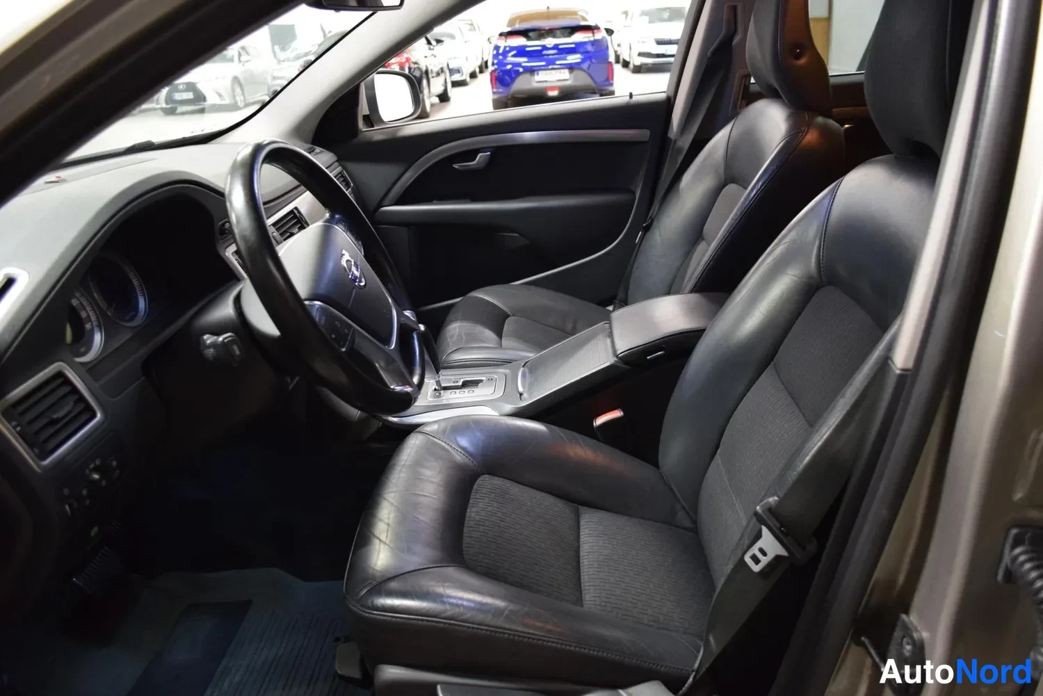 Ruskea Volvo V70 2011, kuva 12