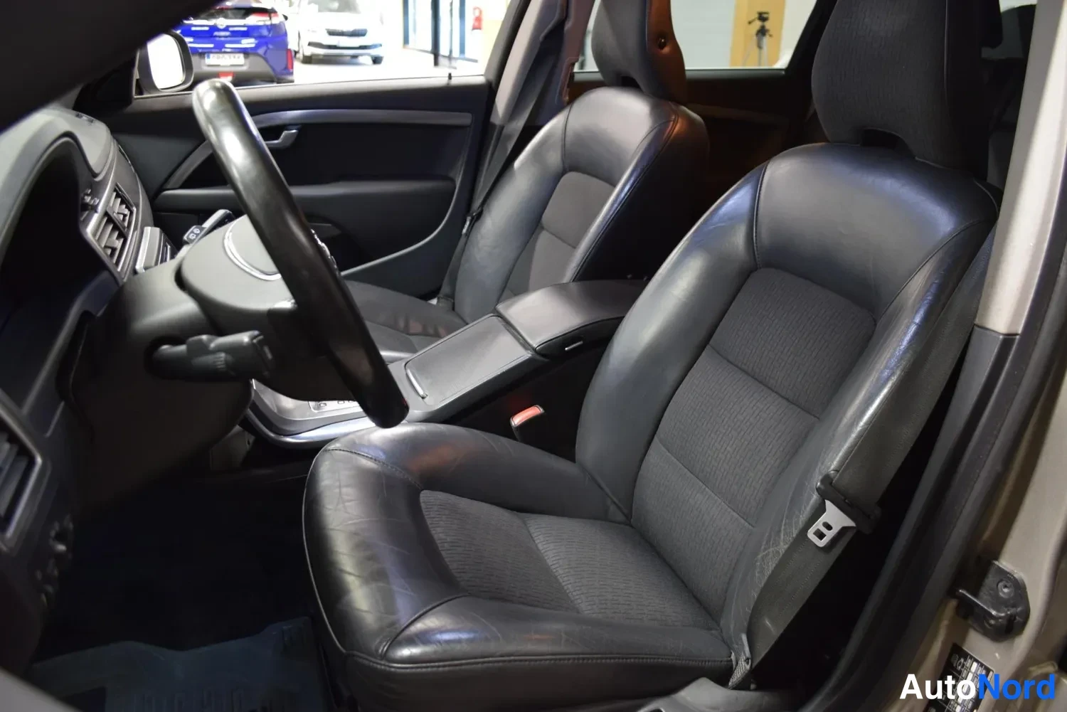 Ruskea Volvo V70 2011, etuviisto, keula vasemmalle, kuva 3