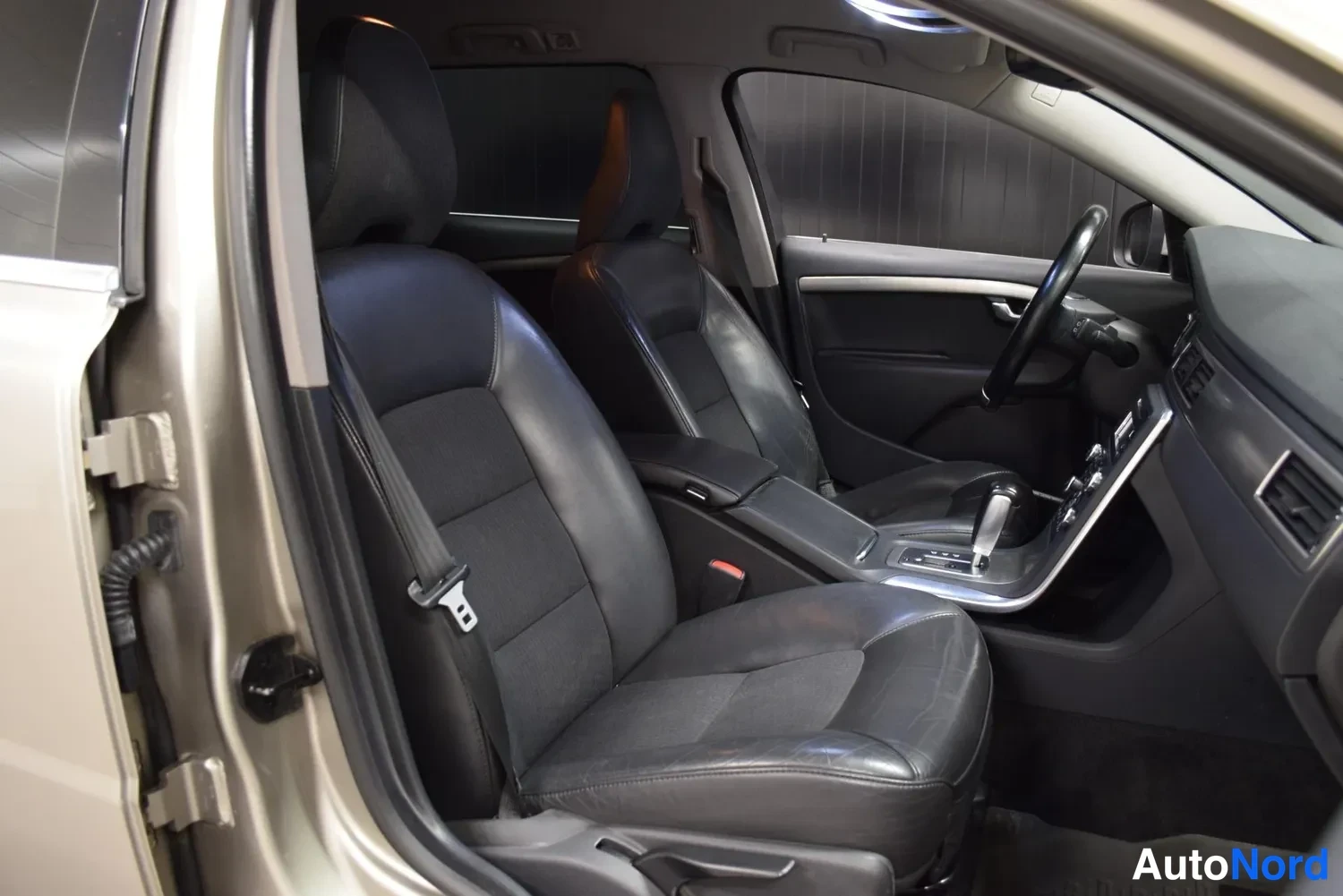 Ruskea Volvo V70 2011, etuviisto, keula vasemmalle, kuva 6