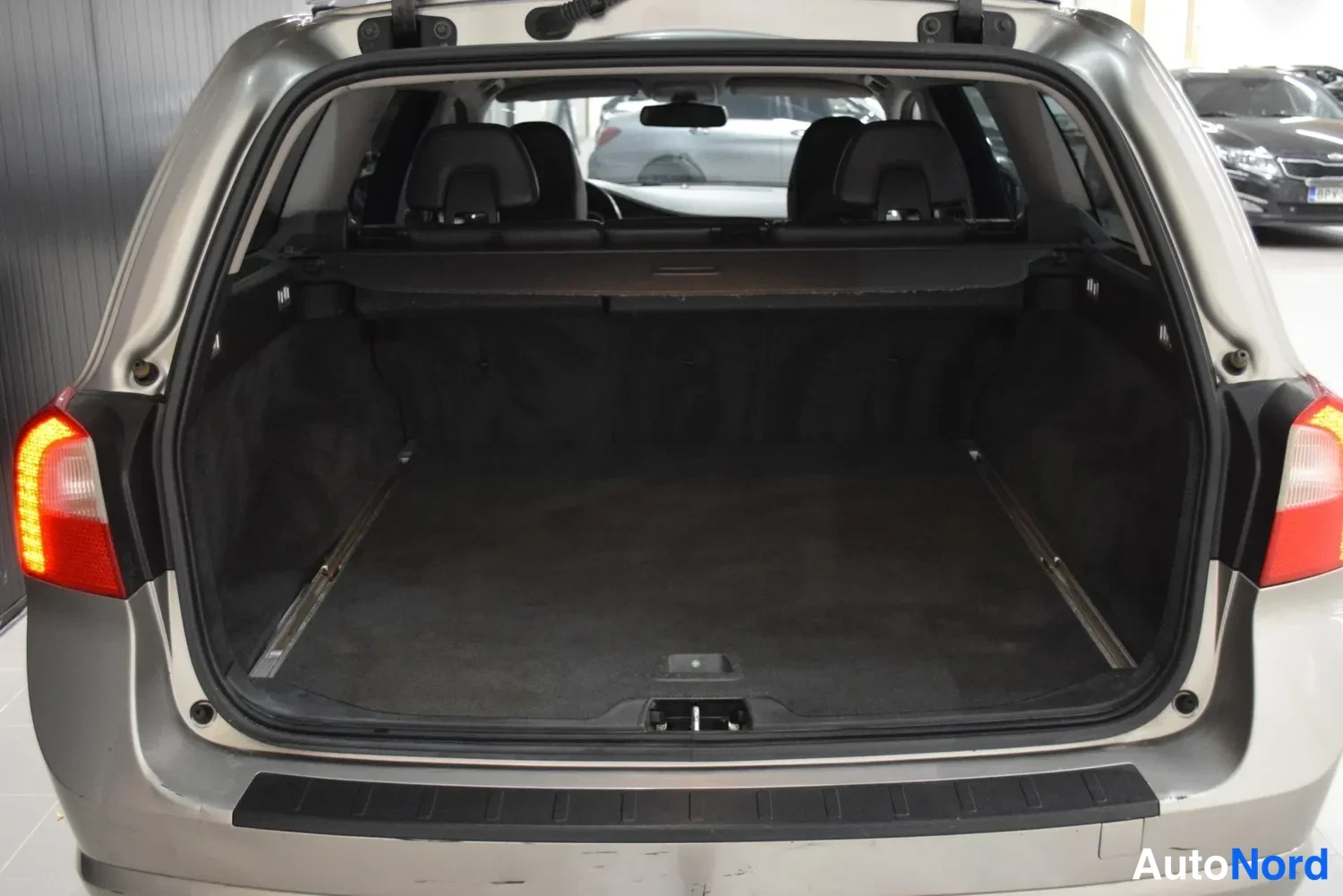 Ruskea Volvo V70 2011, takaa, kuva 11