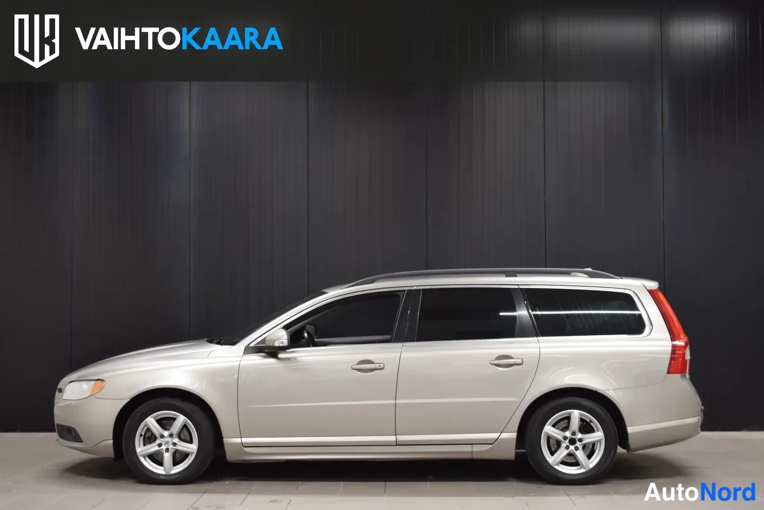 Ruskea Volvo V70 2011, etuviisto, keula vasemmalle, kuva 2