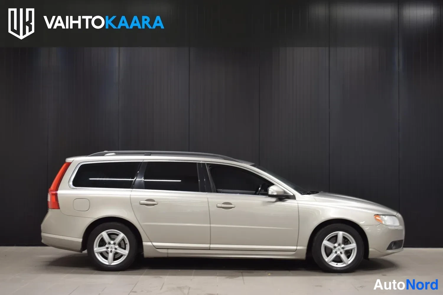 Ruskea Volvo V70 2011, etuviisto, keula oikealle, kuva 7