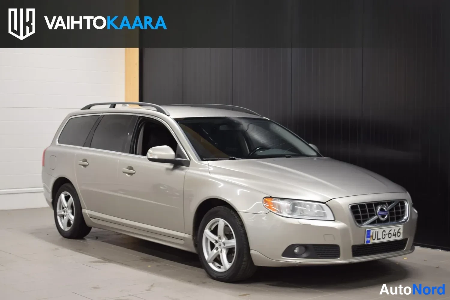 Ruskea Volvo V70 2011, etuviisto, keula oikealle, kuva 8