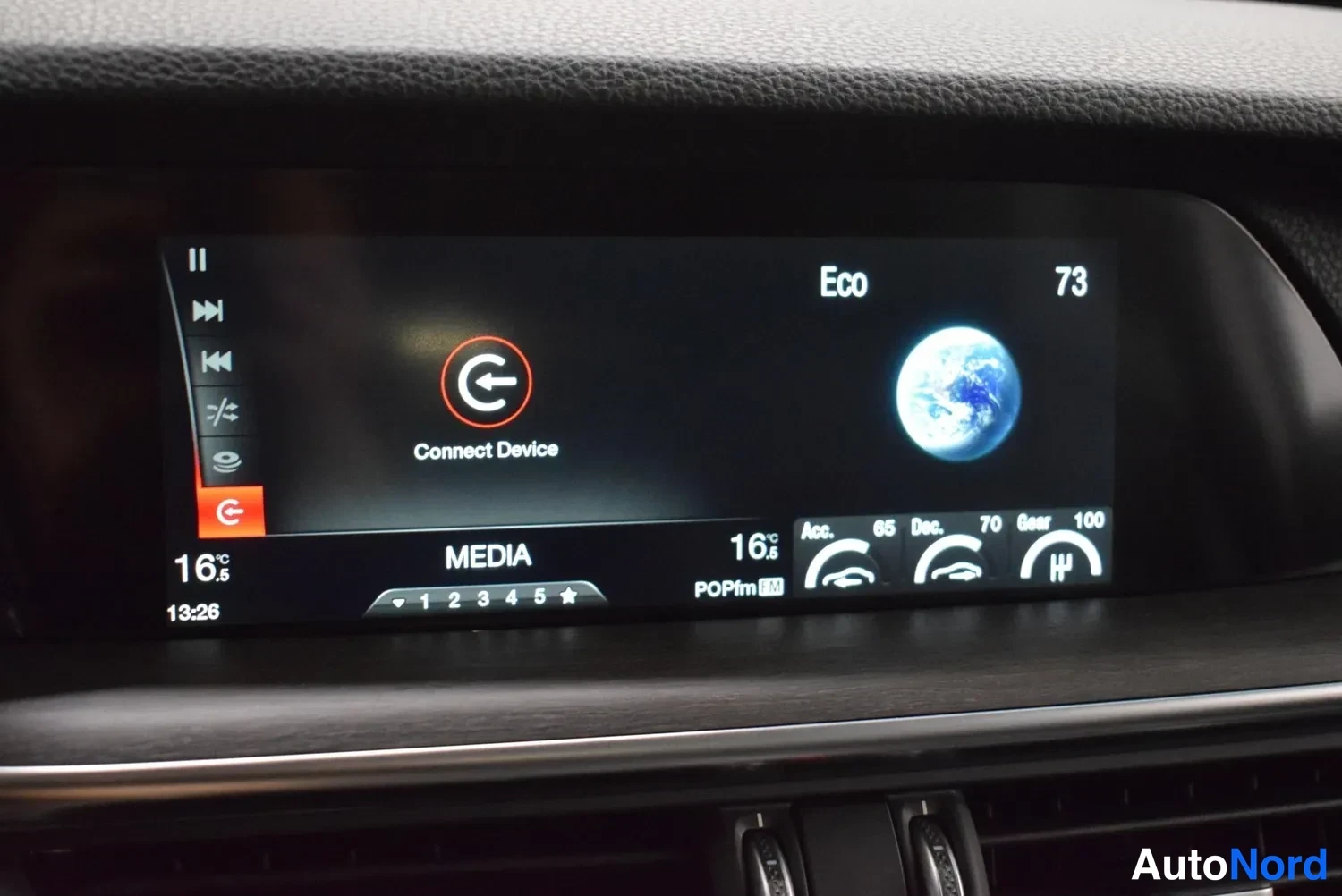 Muu: Ajoneuvon infotainment-näyttö MEDIA-näkymässä, jossa teksti 'Connect Device', Eco-moodi ja lukema 73.