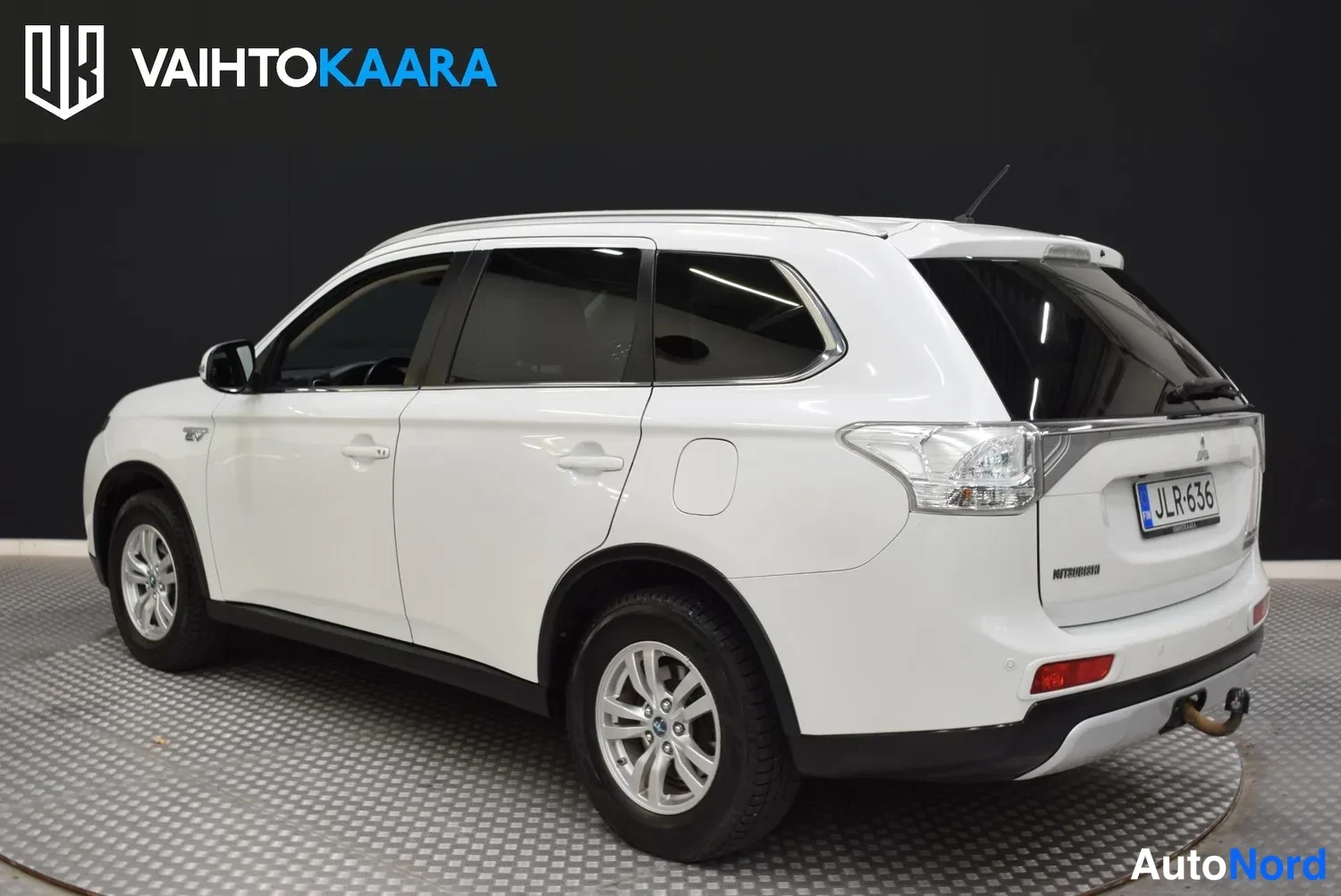 Valkoinen Mitsubishi Outlander PHEV 2015, takaviisto, kuva 7