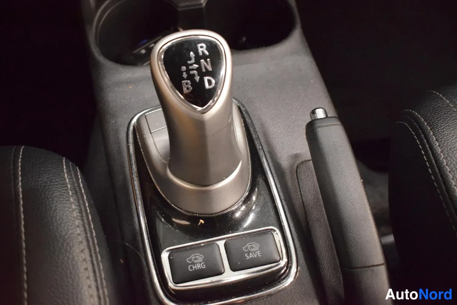 Valkoinen Mitsubishi Outlander PHEV 2015, kuva 21