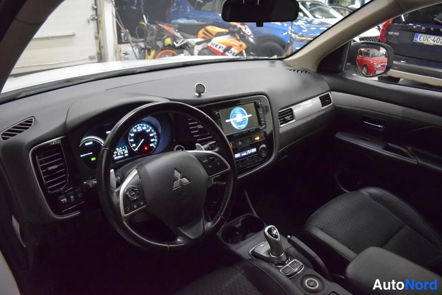 Valkoinen Mitsubishi Outlander PHEV 2015, etuviisto, keula vasemmalle, kuva 2