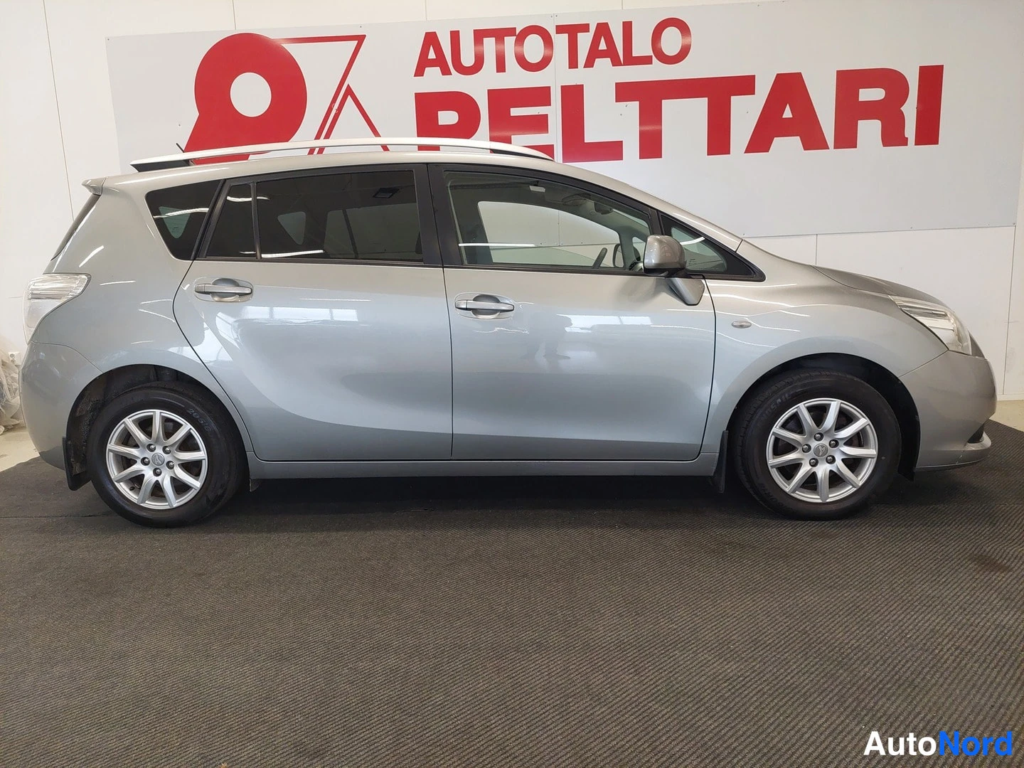 Harmaa Toyota Verso 2011, sivulta, kuva 5