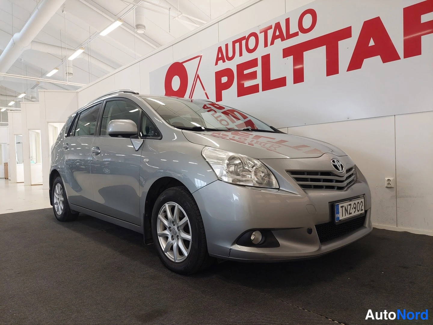Harmaa Toyota Verso 2011, etuviisto, keula oikealle, kuva 3