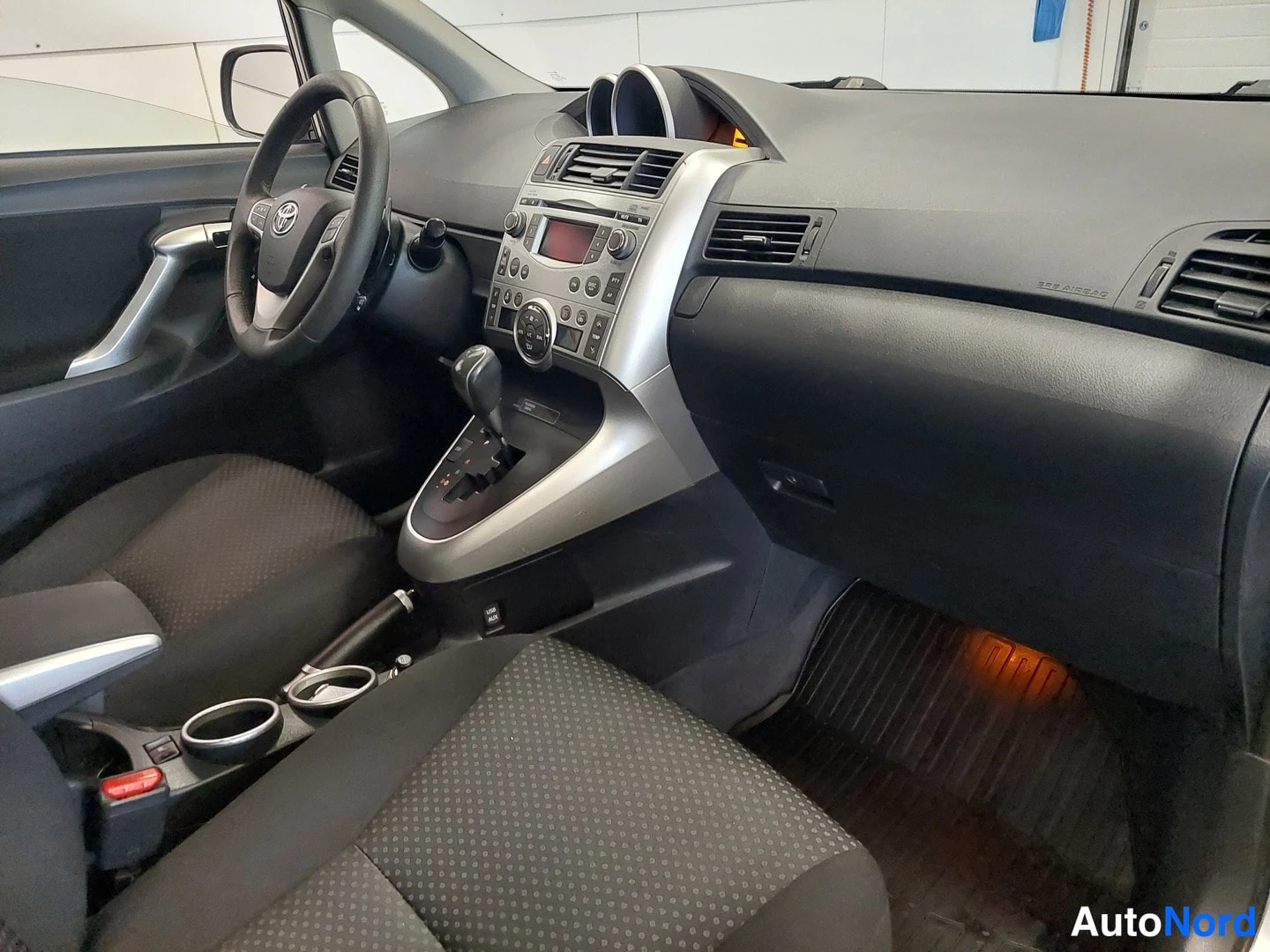 Harmaa Toyota Verso 2011, kuva 20