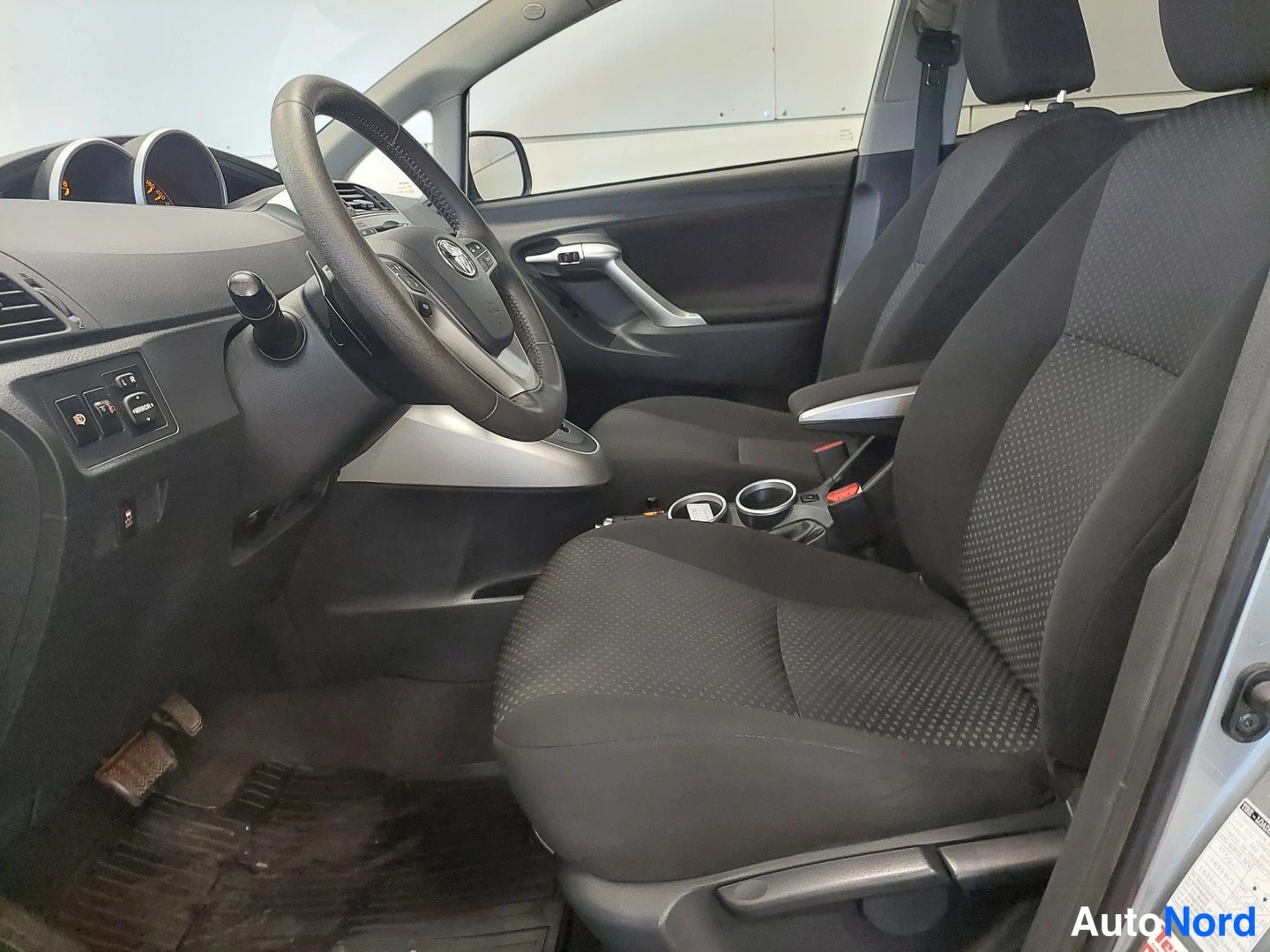 Harmaa Toyota Verso 2011, kuva 25